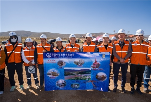 奧魯羅公路項目開工儀式現(xiàn)場，中國中鐵員工代表合影。中國中鐵供圖