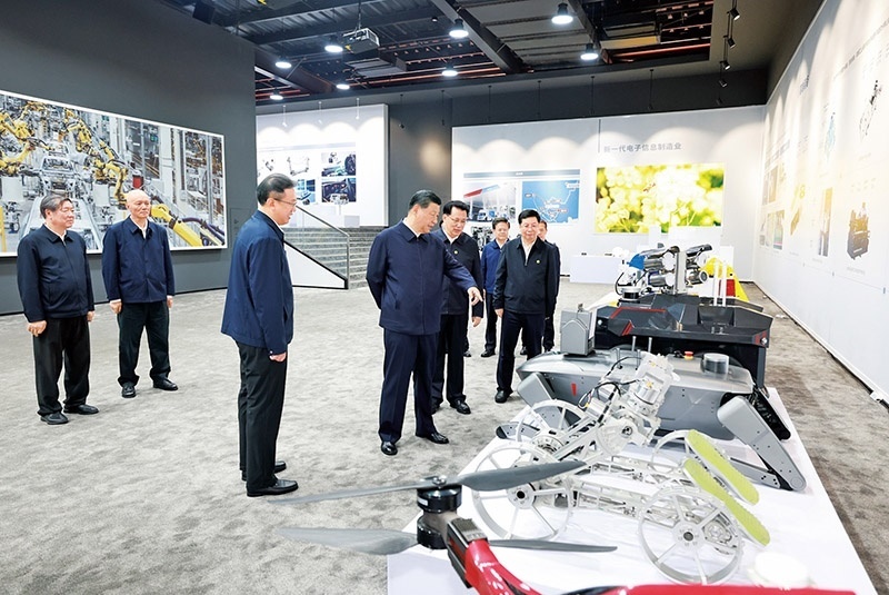 2024年4月22日至24日，中共中央總書記、國家主席、中央軍委主席習(xí)近平在重慶考察。這是22日下午，習(xí)近平參觀重慶科技創(chuàng)新和產(chǎn)業(yè)發(fā)展成果展示。 新華社記者 王曄/攝