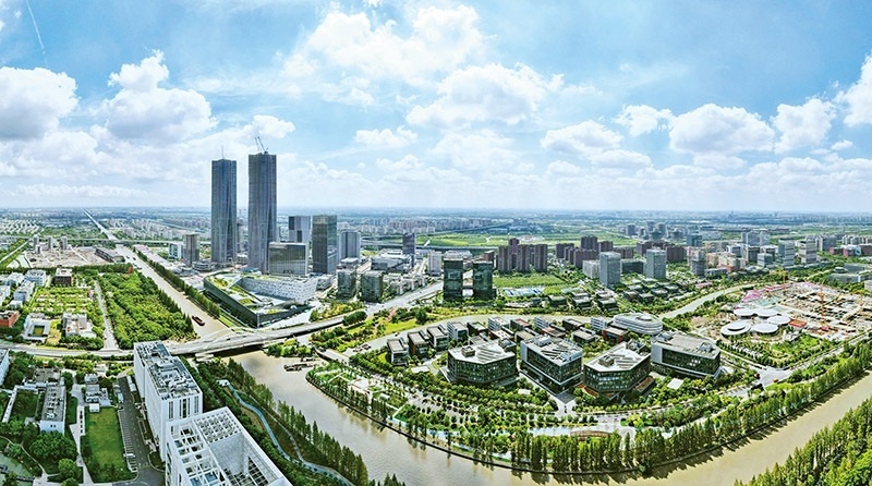 建立全國第一個(gè)國際貿(mào)易“單一窗口”，開設(shè)全國第一批自由貿(mào)易賬戶，設(shè)立全國第一家外商獨(dú)資醫(yī)院、第一家外商獨(dú)資公募基金公司、第一家外商獨(dú)資汽車制造企業(yè)……中國（上海）自由貿(mào)易試驗(yàn)區(qū)掛牌以來，誕生了若干個(gè)“全國第一”，在制造業(yè)、金融業(yè)等數(shù)十個(gè)開放領(lǐng)域，實(shí)現(xiàn)一批全國首創(chuàng)項(xiàng)目落地。圖為上海自貿(mào)區(qū)張江片區(qū)（2023年9月10日攝，無人機(jī)照片）。 新華社記者 方喆/攝