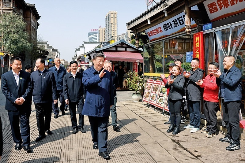 2024年3月18日至21日，中共中央總書記、國家主席、中央軍委主席習(xí)近平在湖南考察。這是19日上午，習(xí)近平在常德河街考察時(shí)，同店主和游客親切交流。 新華社記者 王曄/攝