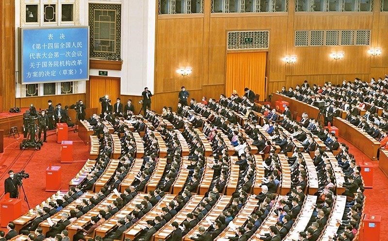 2023年3月10日，十四屆全國人大一次會(huì)議在北京人民大會(huì)堂舉行第三次全體會(huì)議，表決通過了關(guān)于國務(wù)院機(jī)構(gòu)改革方案的決定。圖為會(huì)議現(xiàn)場。 新華社記者 岳月偉/攝