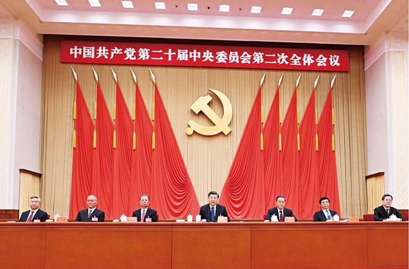 中國共產(chǎn)黨第二十屆中央委員會(huì)第二次全體會(huì)議，于2023年2月26日至28日在北京舉行。這是習(xí)近平、李強(qiáng)、趙樂際、王滬寧、蔡奇、丁薛祥、李希等在主席臺(tái)上。 新華社記者 謝環(huán)馳/攝