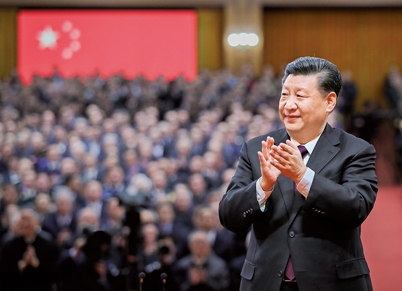 2018年12月18日，慶祝改革開放40周年大會(huì)在北京人民大會(huì)堂隆重舉行。中共中央總書記、國家主席、中央軍委主席習(xí)近平在大會(huì)上發(fā)表重要講話。這是習(xí)近平鼓掌向受表彰人員表示祝賀。 新華社記者 謝環(huán)馳/攝