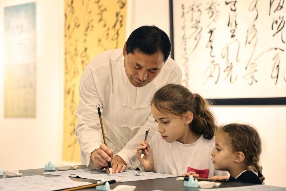 中國書法老師帶領(lǐng)現(xiàn)場觀眾體驗書法。拉巴特中國文化中心供圖