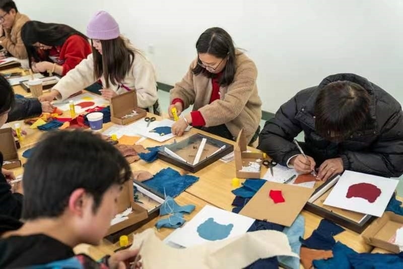 2024年2月，群眾在貴州省民族博物館老師帶領(lǐng)下開展拼布、拓印等非遺手工體驗(yàn)活動(dòng)。受訪者供圖