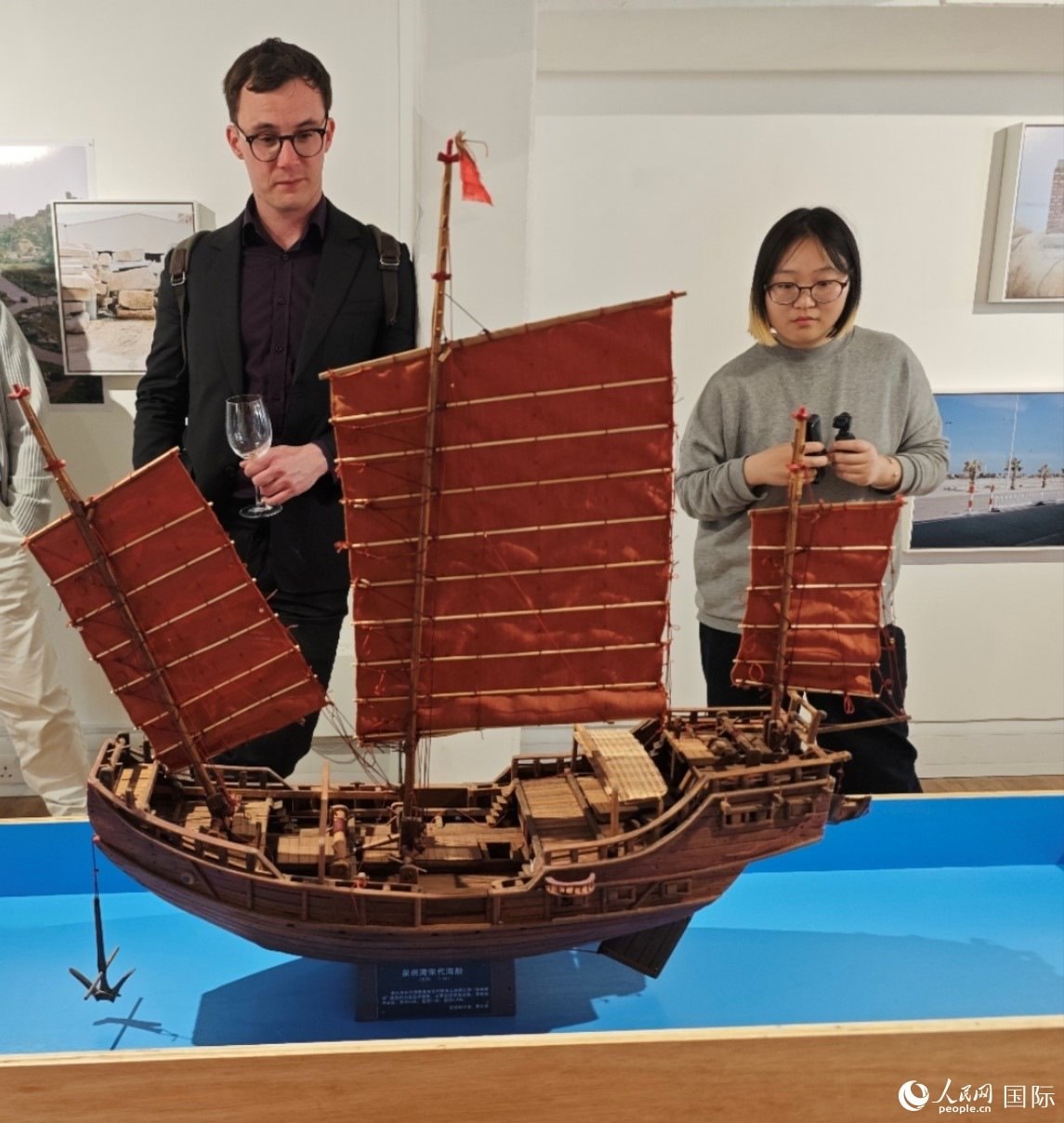 英國(guó)觀眾在欣賞來(lái)自泉州灣宋代海船模型。邢雪攝