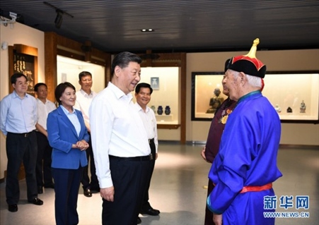 2019年7月15日，習近平總書記在赤峰博物館同古典民族史詩《格薩（斯）爾》非物質文化遺產傳承人親切交談。