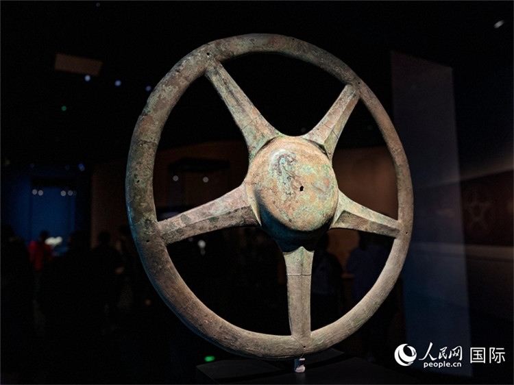 三星堆博物館中展出的太陽輪。人民網記者 羨江楠攝