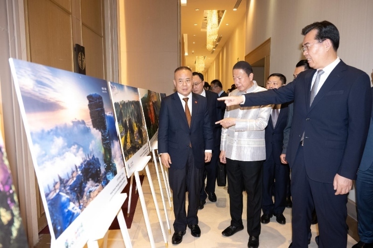 貴州省長李炳軍（右一）向泰方介紹貴州旅游資源。泰國中華總商會(huì)供圖