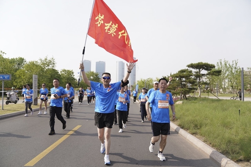 勞模工匠、產(chǎn)業(yè)工人、新就業(yè)形態(tài)勞動(dòng)者等群體引領(lǐng)特色方陣領(lǐng)先跑