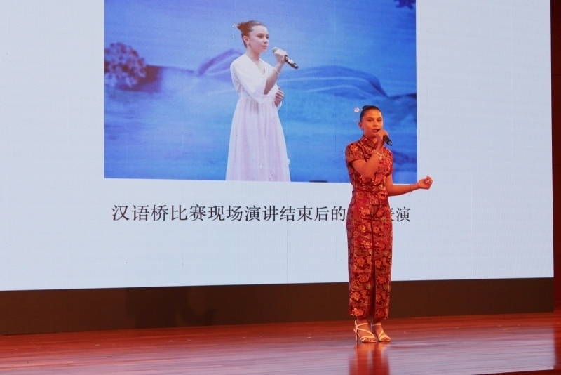 4、美國(guó)的中文愛(ài)好者譚木蘭在現(xiàn)場(chǎng)演唱歌曲《揮著翅膀的女孩》。 伊莎貝爾·羅德里格斯攝