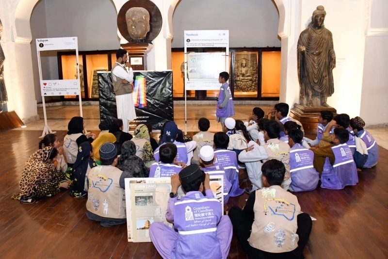 志愿者在博物館給孩子們開展互動講解。“犍陀羅守護人”供圖