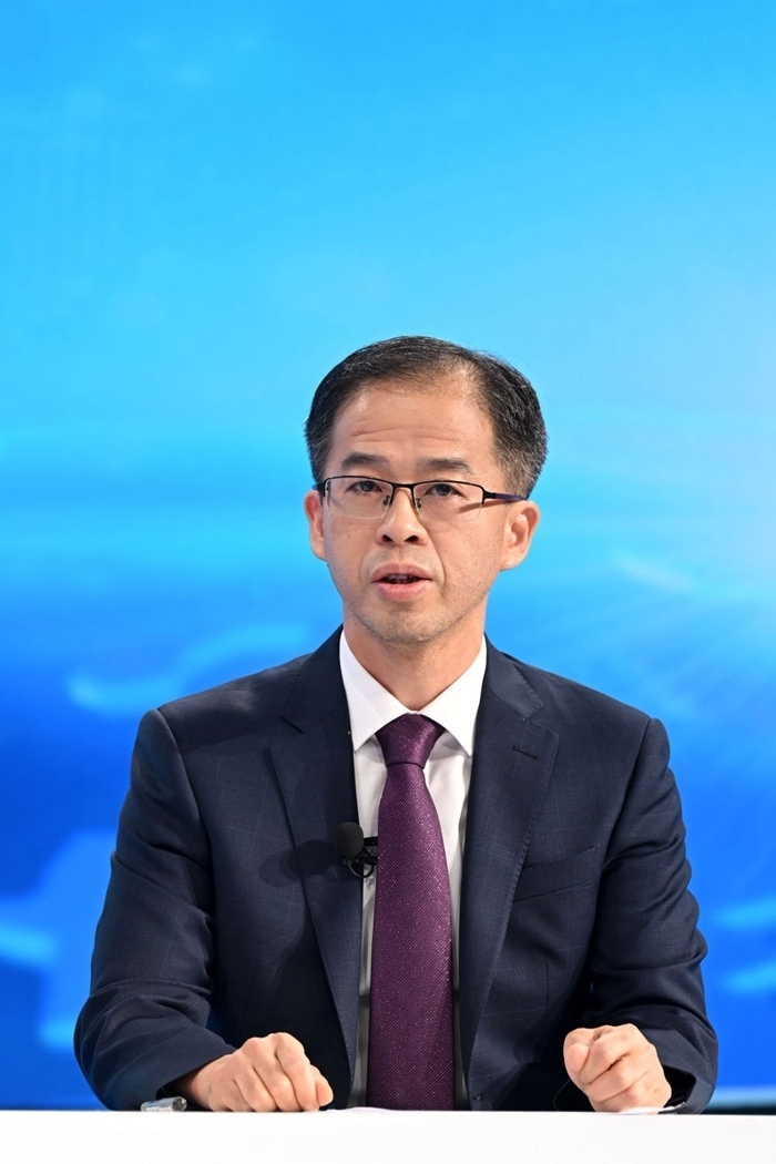 商務(wù)部政研室副主任丁維順在“中國經(jīng)濟(jì)圓桌會”錄制現(xiàn)場交流發(fā)言。新華社記者 金良快 攝