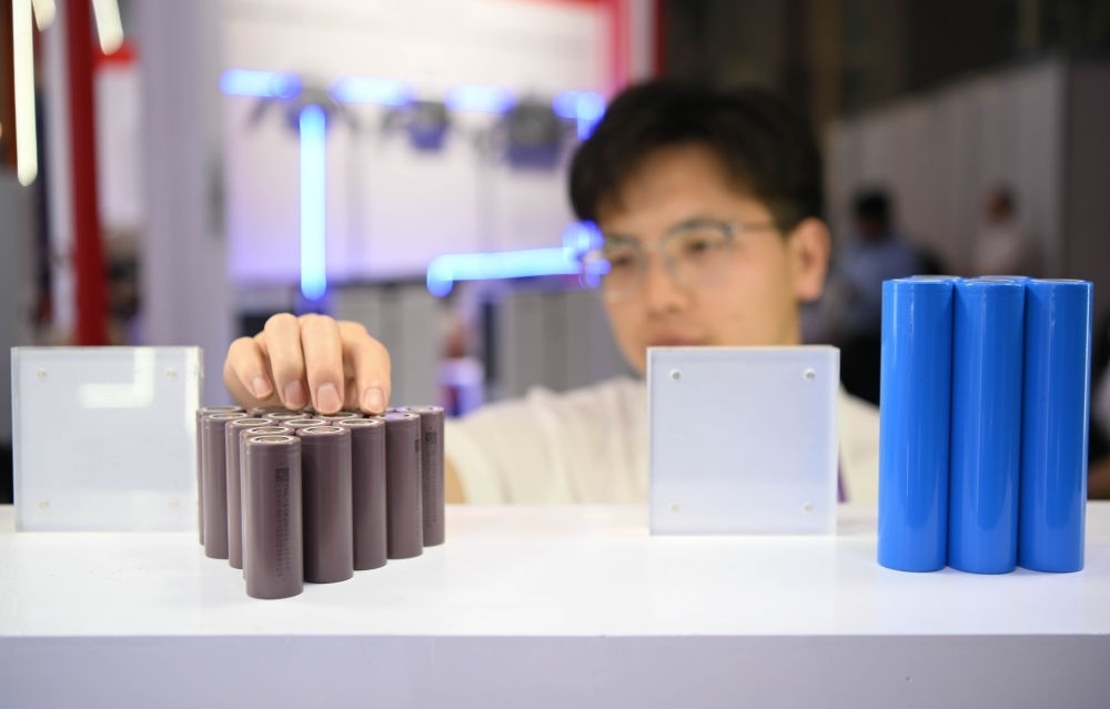 這是一家企業(yè)在第135屆廣交會上展出的鋰電池產(chǎn)品（2024年4月15日攝）。新華社記者 鄧華 攝