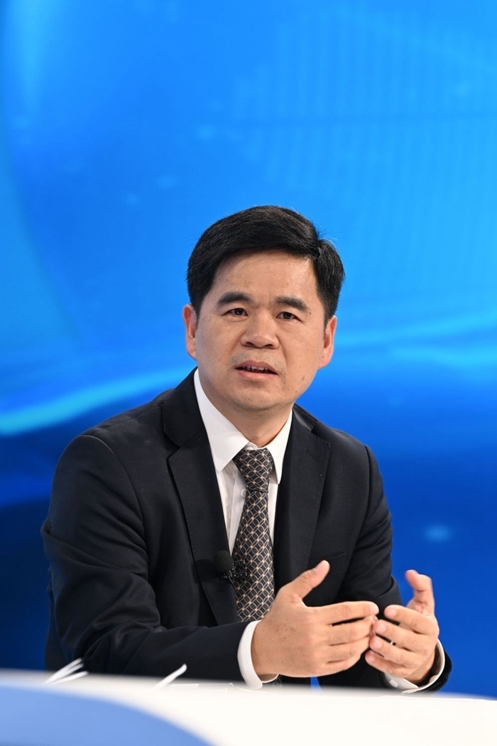 工業(yè)和信息化部運(yùn)行監(jiān)測協(xié)調(diào)局副局長何海林在“中國經(jīng)濟(jì)圓桌會”錄制現(xiàn)場交流發(fā)言。新華社記者 金良快 攝