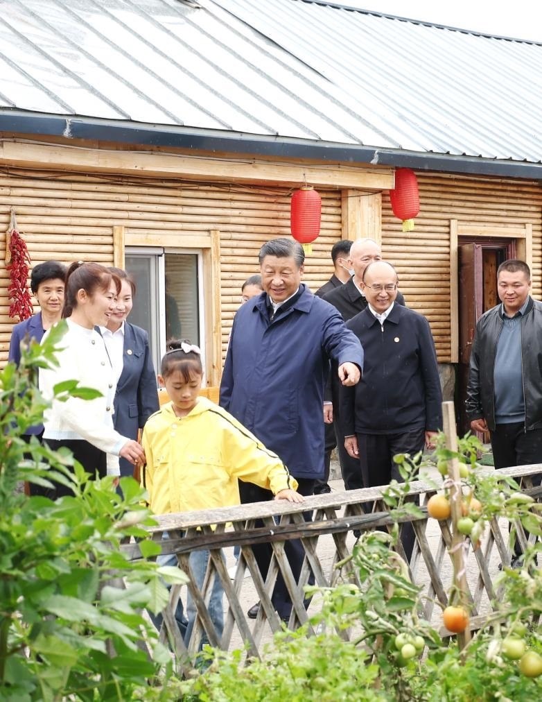 2023年9月6日下午，習近平總書記在黑龍江大興安嶺地區(qū)漠河市北極村村民史瑞娟家的民宿小院考察。新華社記者 鞠鵬 攝