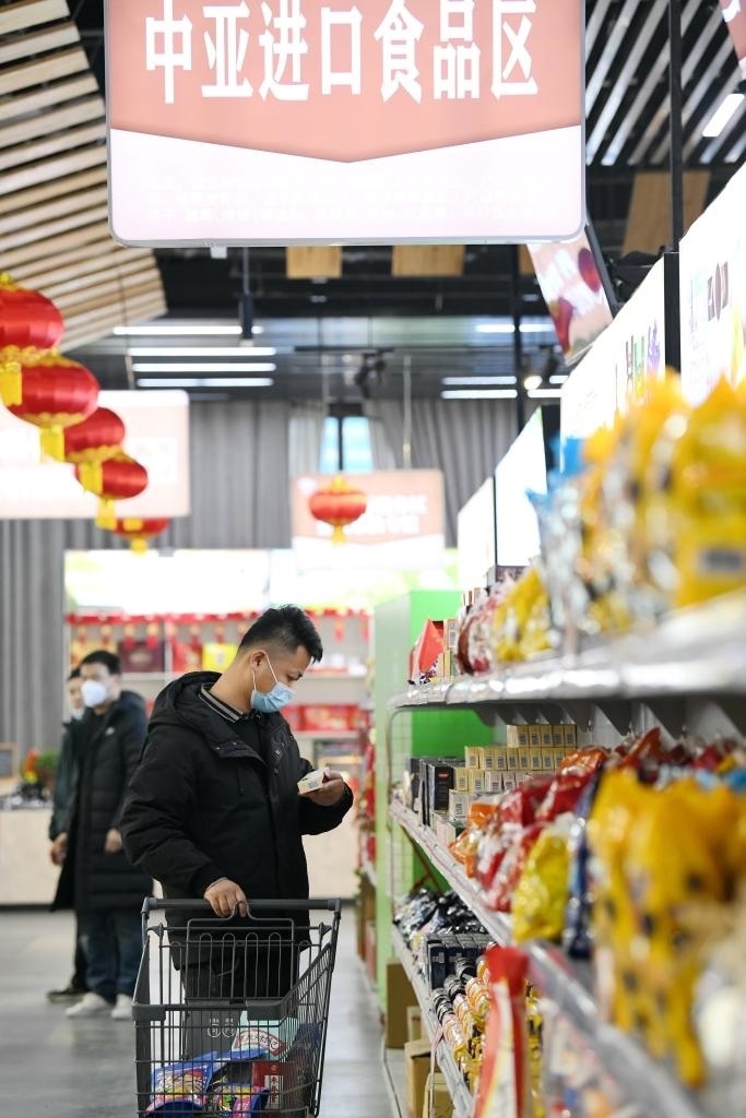 在位于西安浐灞國際港的愛菊健康生活體驗(yàn)館，消費(fèi)者挑選中亞進(jìn)口食品。新華社記者李一博 攝