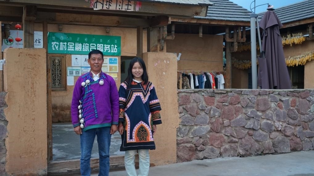 吉好有果和父親吉好也求在三河村新家合影。新華社記者 尹恒 攝