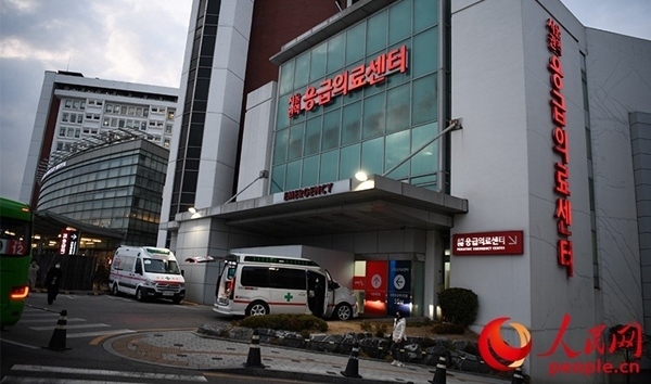 首爾大學醫(yī)院急診室外，救護車準備出發(fā)。 人民網(wǎng) 李帆攝