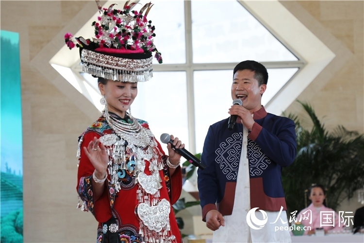 2、來自湖北的歌唱家演唱民族歌曲。 人民網(wǎng)記者 李志偉攝