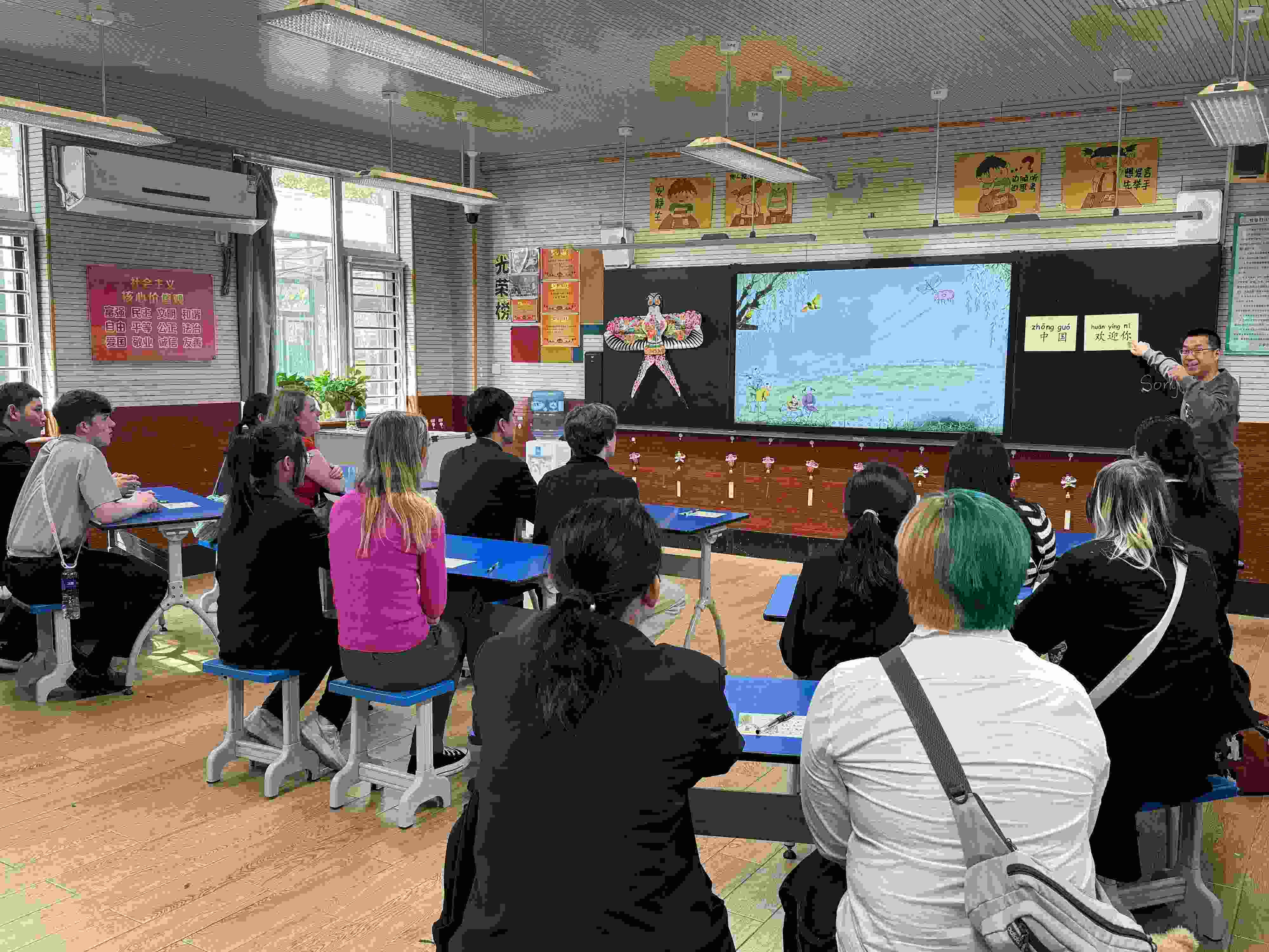 2024年4月20日，美國(guó)艾奧瓦州馬斯卡廷高中“友誼傳承”研學(xué)團(tuán)來(lái)到石家莊外國(guó)語(yǔ)學(xué)校，中美學(xué)生同上一節(jié)中文課。