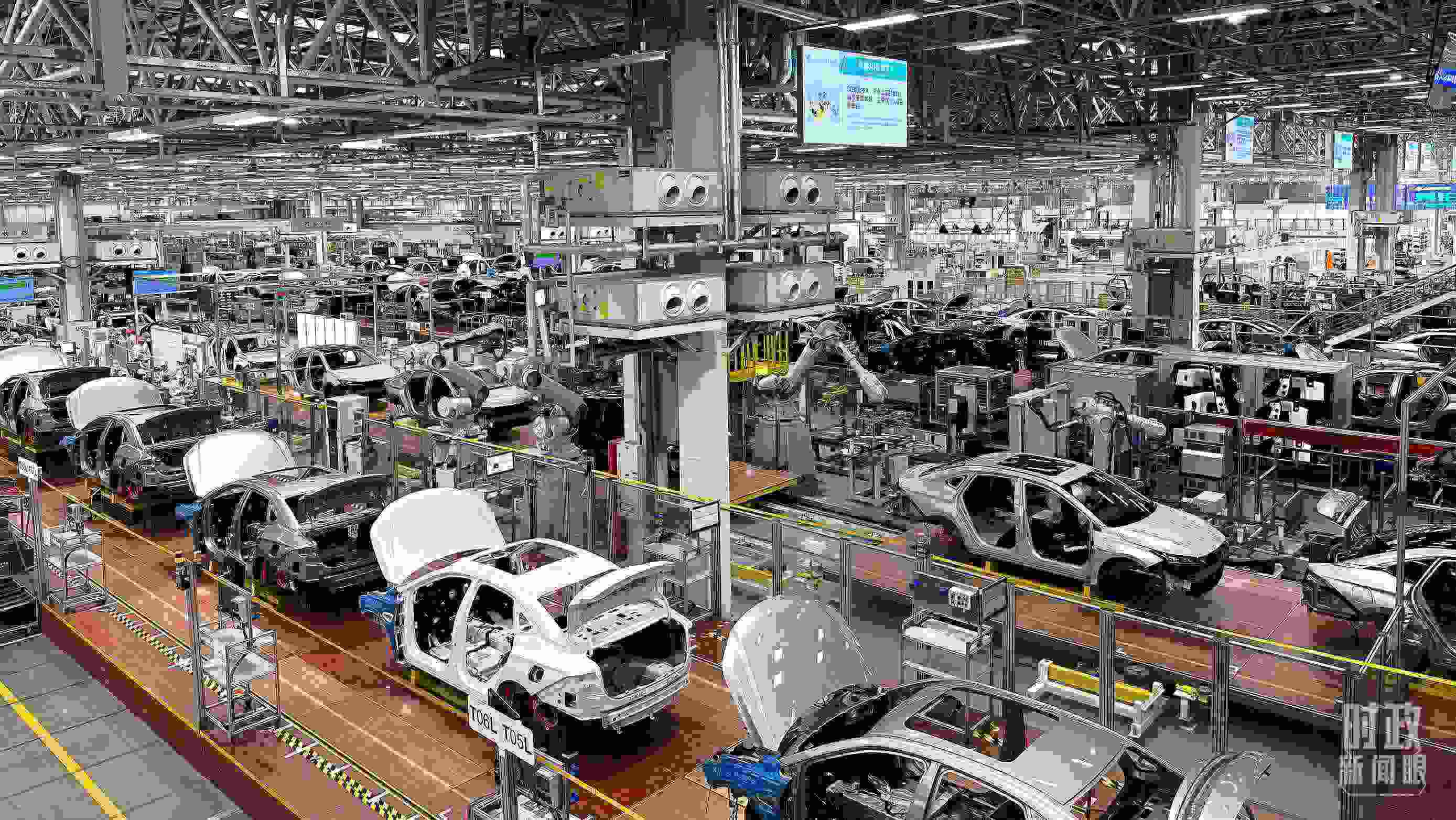 廣州廣汽埃安總裝車間智能生產(chǎn)線。2023年4月，習(xí)近平曾到這里考察。（總臺(tái)央視記者趙化拍攝）