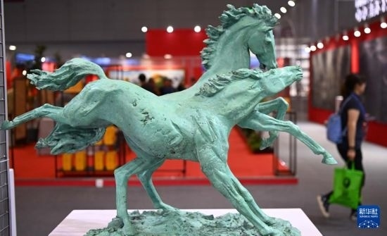 5月24日在第二十屆中國（深圳）國際文化產(chǎn)業(yè)博覽交易會俄羅斯美術(shù)協(xié)會展臺拍攝的馬雕塑作品。新華社記者 鄧華 攝