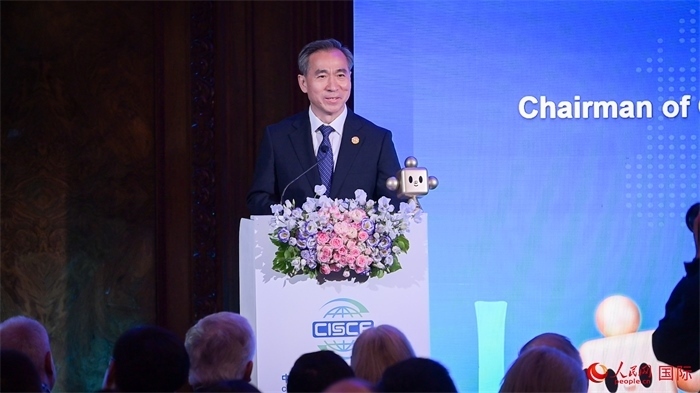 中國國際貿易促進委員會會長任鴻斌致辭。人民網 郭錦標攝