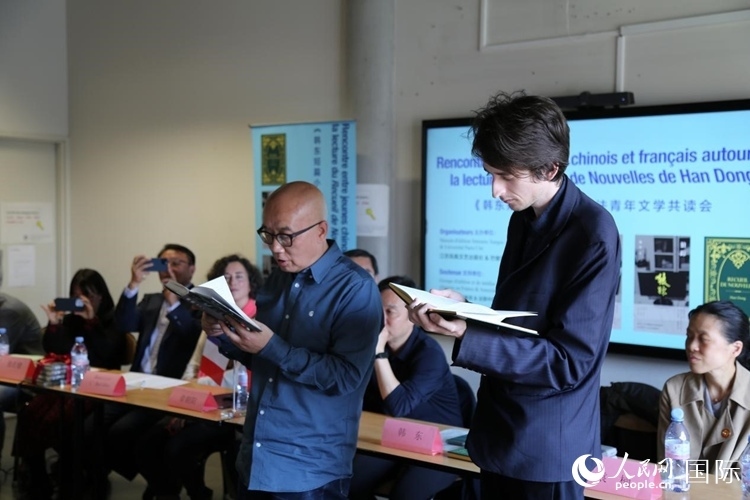 法國(guó)學(xué)子與作家韓東共讀小說(shuō)選段。人民網(wǎng)記者 于超凡攝