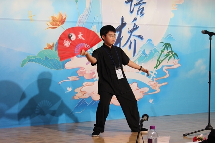 參賽選手在比賽中進行中華才藝展示。