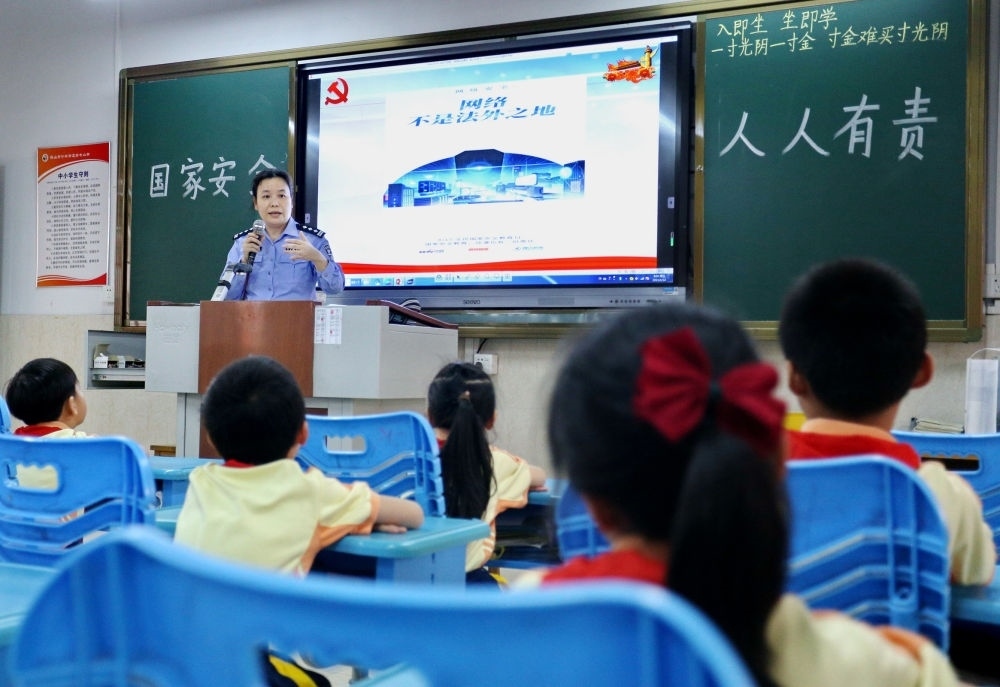 2023年4月14日，在廣東省鶴山市沙坪街道第七小學，民警向?qū)W生們講解國家安全知識。新華社發(fā)（黃繼明 攝）