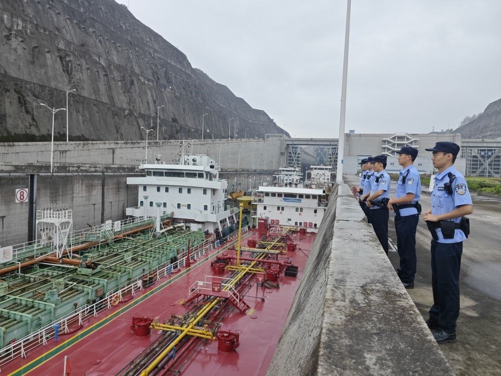 2023年9月29日，長江航運公安局宜昌分局三峽船閘派出所民警在三峽大壩五級船閘執(zhí)勤。新華社發(fā)（李孟 攝）