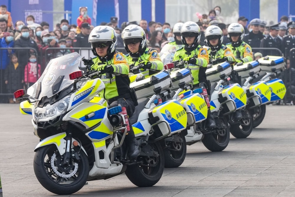 2024年1月6日，南京交警在警營開放周活動現(xiàn)場進行警務技能表演。新華社記者 李博 攝