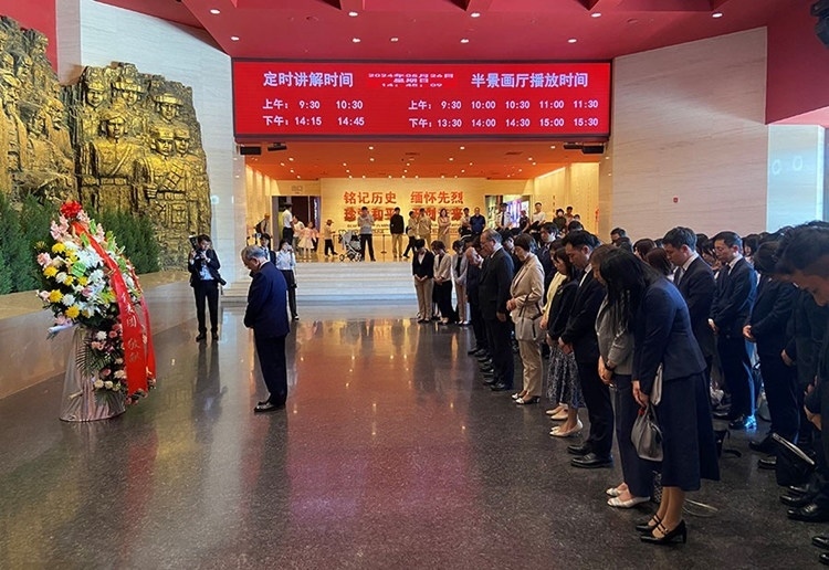 創(chuàng)價(jià)學(xué)會會長原田稔及青年代表團(tuán)向中國人民抗日戰(zhàn)爭紀(jì)念館敬獻(xiàn)花籃。中國人民抗日戰(zhàn)爭紀(jì)念館供圖