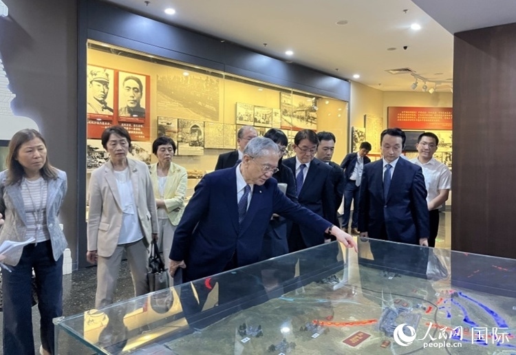 創(chuàng)價(jià)學(xué)會會長原田稔（中）與青年代表團(tuán)成員訪問中國人民抗日戰(zhàn)爭紀(jì)念館。人民網(wǎng)記者 陳思攝