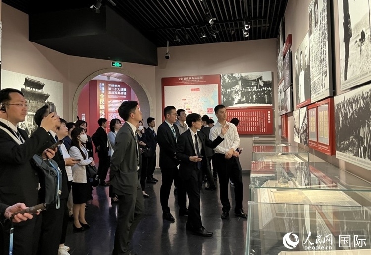 創(chuàng)價(jià)學(xué)會青年代表團(tuán)成員在中國人民抗日戰(zhàn)爭紀(jì)念館參觀。人民網(wǎng)記者 陳思攝
