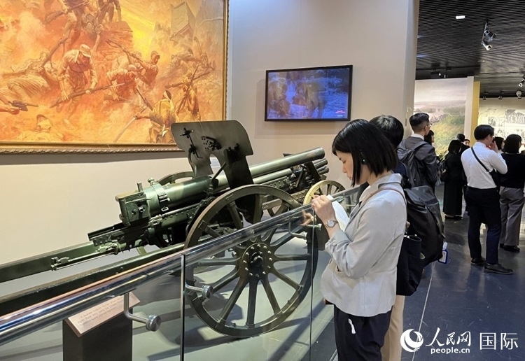 創(chuàng)價(jià)學(xué)會青年代表團(tuán)成員在中國人民抗日戰(zhàn)爭紀(jì)念館參觀。人民網(wǎng)記者 陳思攝