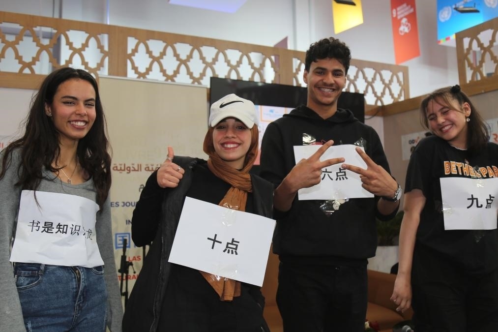 2024年4月24日，突尼斯高中生在首都突尼斯市舉辦的突尼斯國際書展上表演漢語節(jié)目。新華社發(fā)（阿代爾攝）