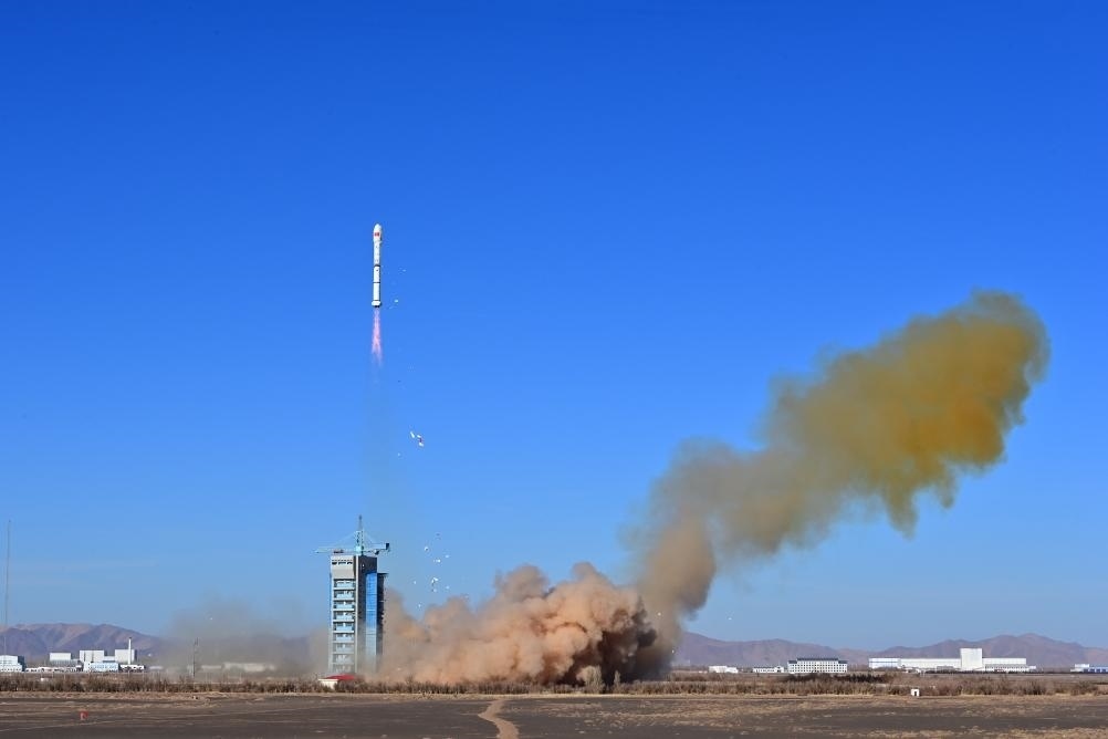 2023年12月4日，中國(guó)在酒泉衛(wèi)星發(fā)射中心使用長(zhǎng)征二號(hào)丙運(yùn)載火箭，成功將援埃及二號(hào)衛(wèi)星發(fā)射升空，衛(wèi)星順利進(jìn)入預(yù)定軌道，發(fā)射任務(wù)獲得圓滿成功。新華社發(fā)（汪江波 攝）