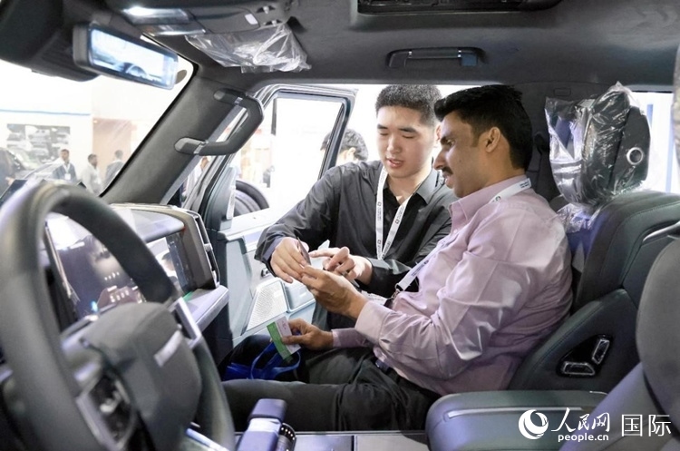 客戶(hù)在了解中國(guó)產(chǎn)汽車(chē)。人民網(wǎng)記者 管克江攝
