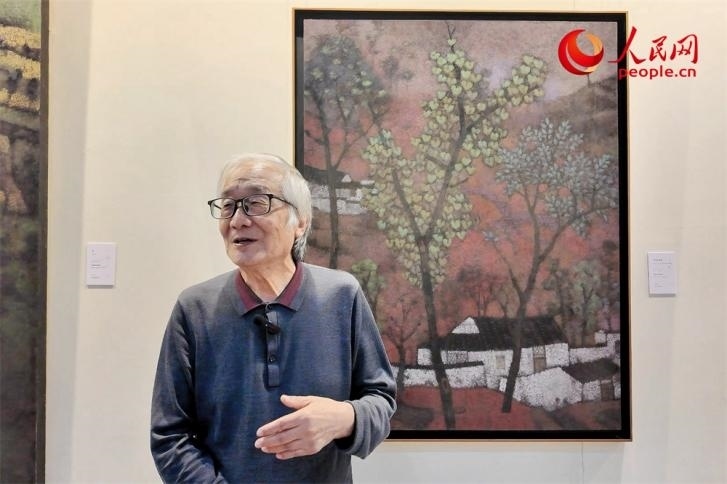 中央文史研究館書畫院院部委員、清華大學(xué)吳冠中藝術(shù)研究中心副主任王秦生正在接受人民網(wǎng)的采訪。人民網(wǎng)記者 劉微攝