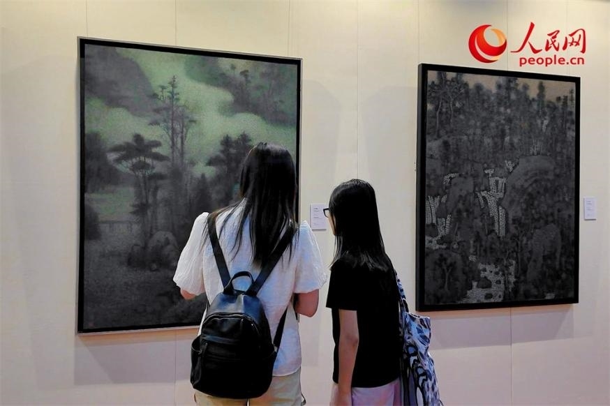 觀眾正在觀賞王秦生畫作《云山幽趣》。人民網(wǎng)記者 劉微攝