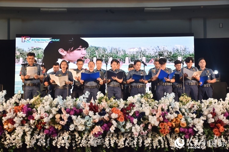 邦板牙省警察局學(xué)員在結(jié)業(yè)典禮上表演合唱。人民網(wǎng)記者 樊帆攝