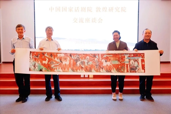 敦煌研究院向中國(guó)國(guó)家話劇院贈(zèng)送《鹿王本生圖》畫(huà)卷。中國(guó)國(guó)家話劇院供圖