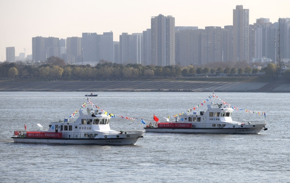 漁政執(zhí)法船隊從長江武漢段江面駛過，啟動長江流域重點水域“十年禁漁”（2020年12月31日攝）。新華社記者 程敏 攝