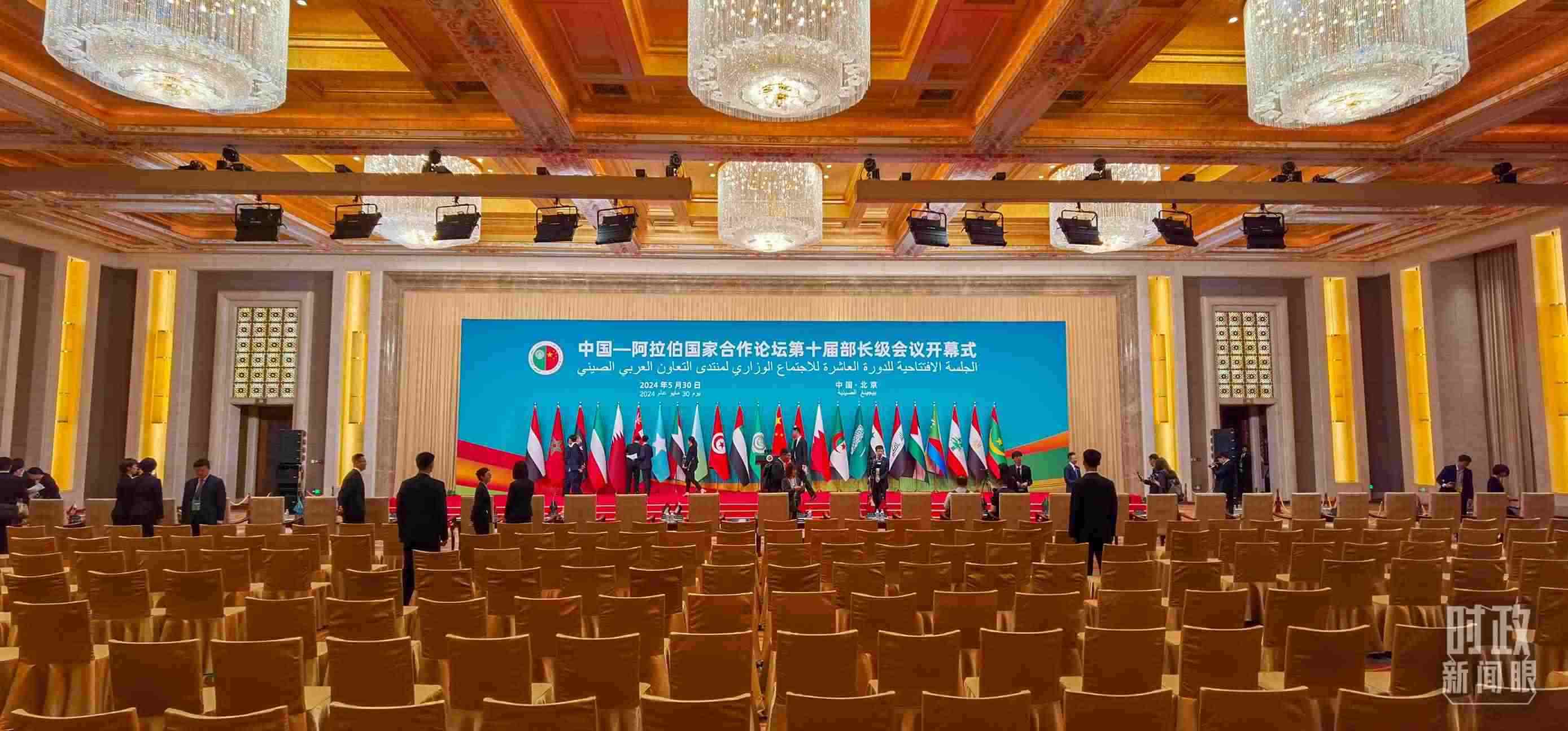 △會議開始前，現(xiàn)場正在進行各項準備工作。（總臺央視記者郭鴻拍攝）
