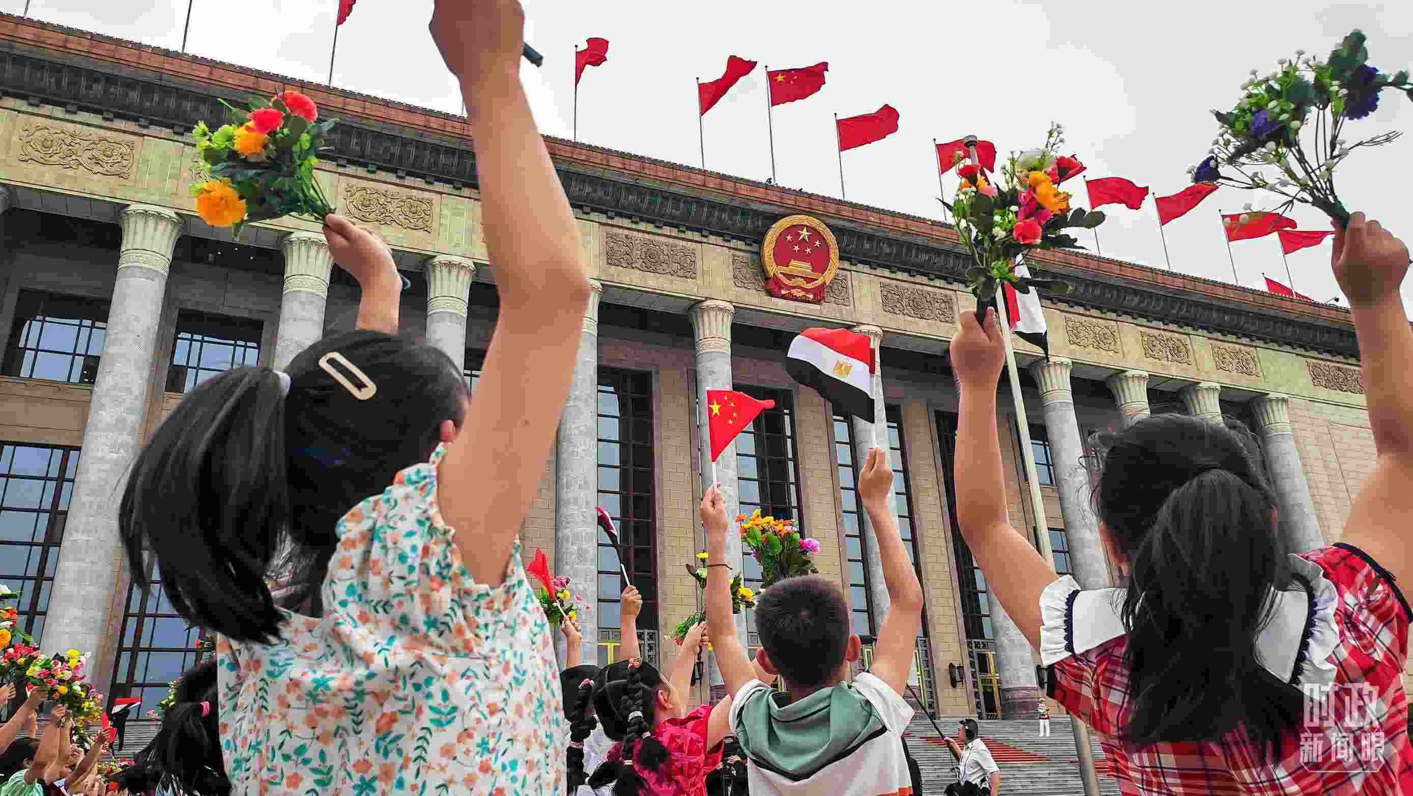 △5月29日下午，習近平主席舉行儀式歡迎埃及總統(tǒng)塞西訪華。圖為歡迎儀式現(xiàn)場的少年兒童。（總臺央視記者劉琦拍攝）
