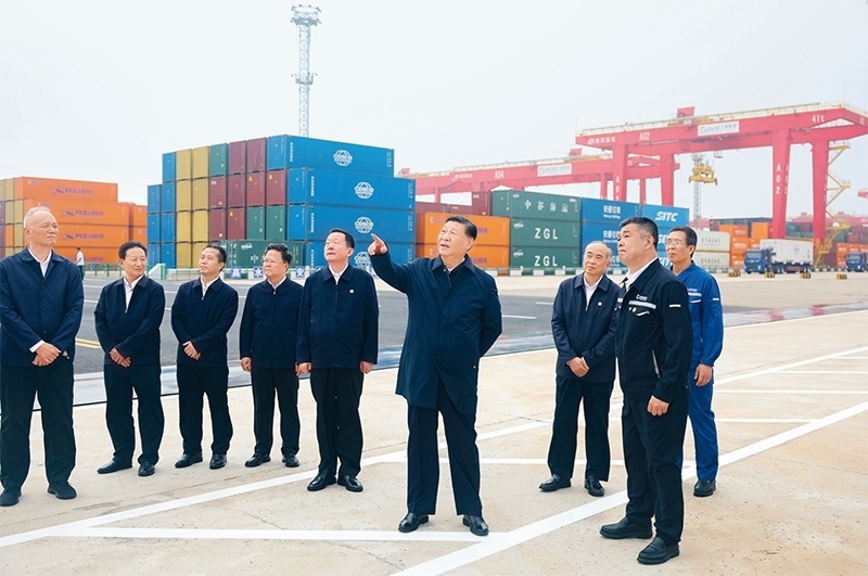 2024年5月22日至24日，中共中央總書記、國(guó)家主席、中央軍委主席習(xí)近平在山東考察。這是22日下午，習(xí)近平在日照港察看全自動(dòng)化集裝箱碼頭作業(yè)場(chǎng)景。 新華社記者 鞠鵬/攝
