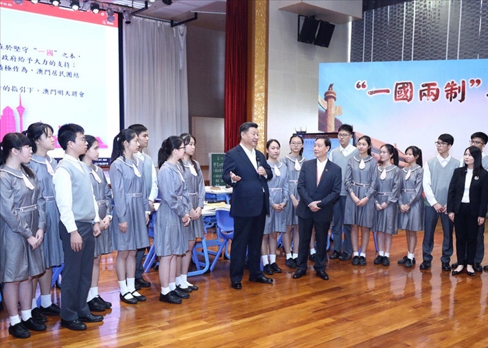 2019年12月19日，習(xí)近平總書記來到澳門濠江中學(xué)附屬英才學(xué)校，和師生親切交流。
