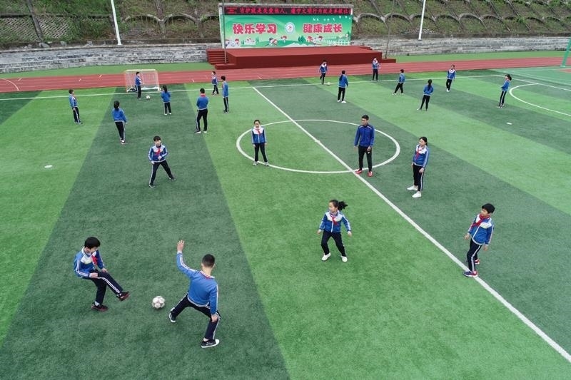 陜西安康平利縣老縣鎮(zhèn)中心小學(xué)的學(xué)生在操場上踢球。